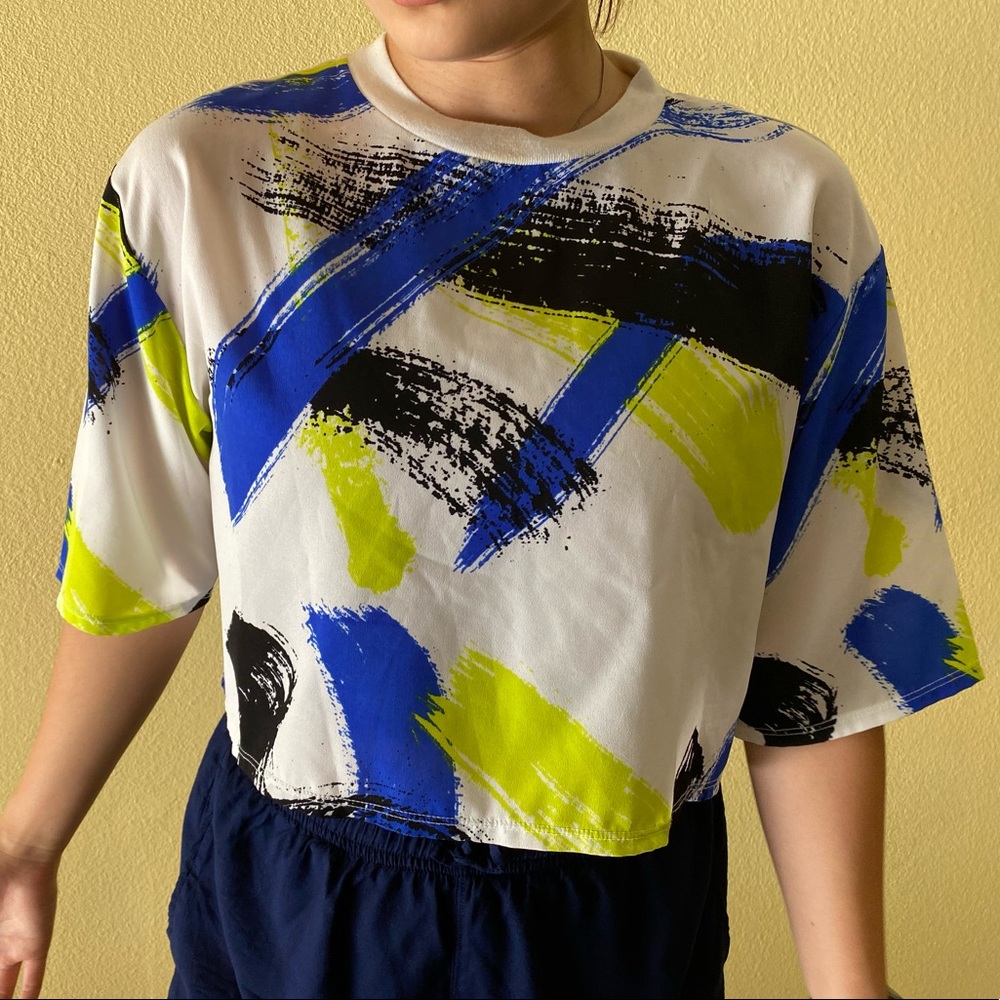 Graphic cropped t-shirt top. - Picture 3 of 4